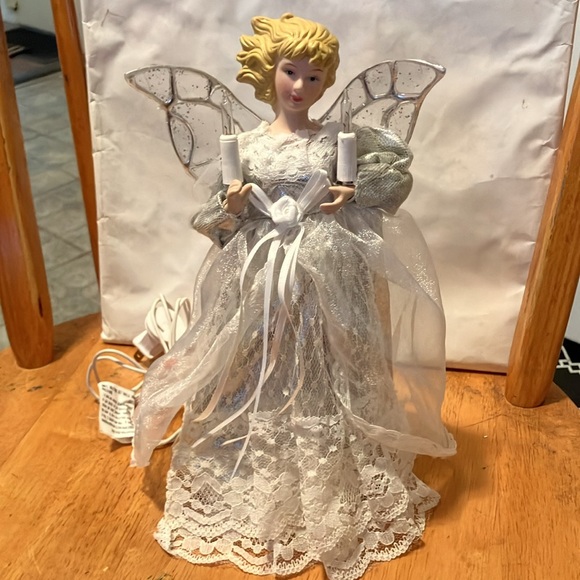 New, but no box. Lovely 10” angel tree topper which lights up n blinks. Perfect - Picture 2 of 9